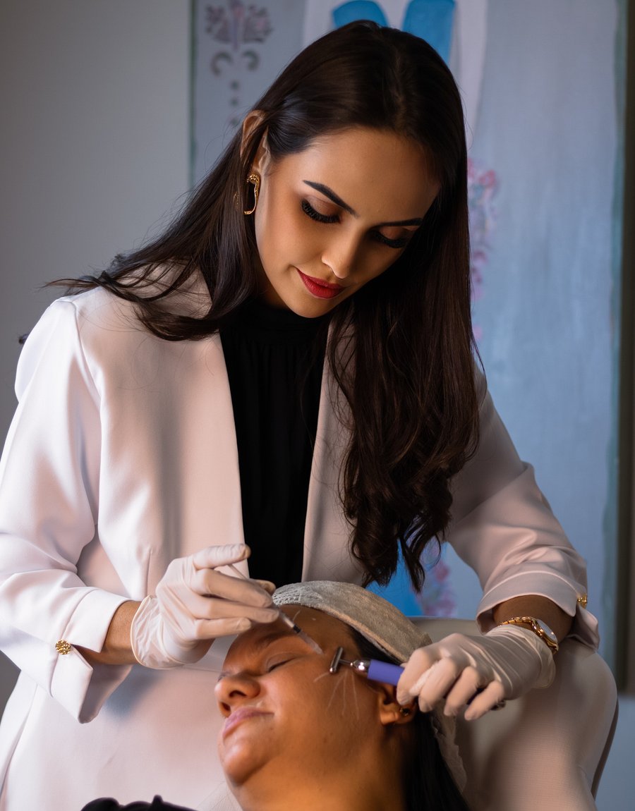 Aline Carminatti aplicando um procedimento facial