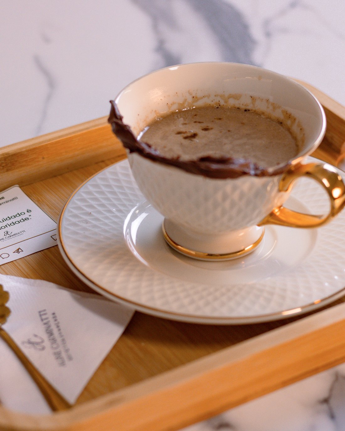 Café servido na recepção da clínica